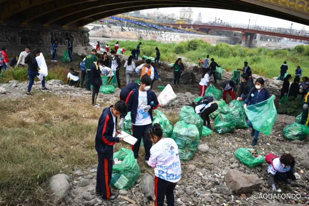 Jornada de limpieza en la ribera del Río Rímac